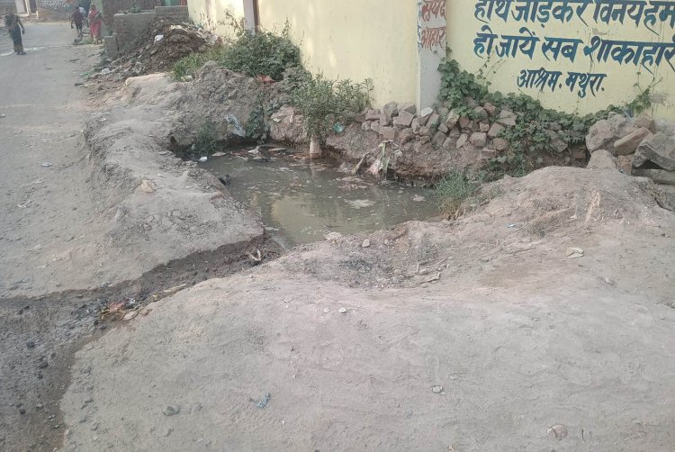 दो महीने से सड़क पर बह रहा सरकारी पानी, प्यासे ग्रामीणों का फूटा गुस्सा