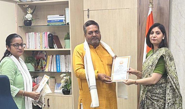 ज्ञान-संरक्षण के प्रहरी बने पूर्णानंद मिश्रा व नरोत्तम द्विवेदी, जिलाधिकारी ने किया सम्मानित