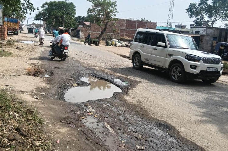 अस्पताल मार्ग बना जोखिम भरा, जलजमाव और टूटे सड़क हिस्से से बढ़ी दुर्घटना की आशंका