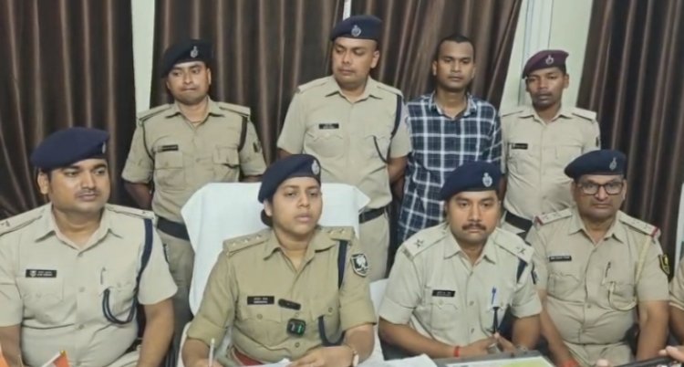 चलती ट्रेन में उत्पाद विभाग की टीम से हाथापाई करने वाले चार तस्कर गिरफ्तार, रेल डीएसपी ने प्रेस वार्ता में दी जानकारी
