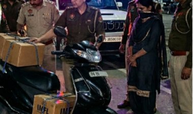 अकालूपुर रेलवे क्रॉसिंग के पास वाहन जांच में शराब बरामद, स्कूटी सवार गिरफ्तार