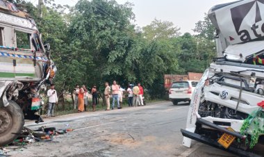 रूपसागर के पास दो ट्रकों की आमने-सामने टक्कर, चालक समेत तीन घायल