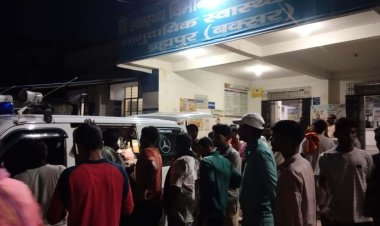 एनएच 922 पर खड़ी डंपर से टकराई तेज रफ्तार बाइक, एक की मौत, दो जख्मी