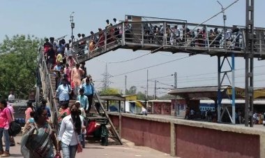 अमृत भारत योजना की राह देख रहा डुमरांव स्टेशन, यात्रियों को नहीं मिल रही राहत