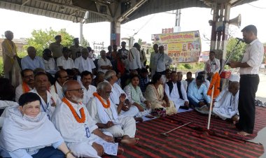 डुमरांव स्टेशन के विकास को लेकर फूटा जनाक्रोश, रेलयात्री कल्याण समिति का विशाल धरना