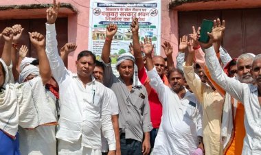 "बच्चों का मैदान नहीं बनने देंगे दफ्तर" : खेल के अधिकार पर अड़े ग्रामीण, पंचायत भवन के खिलाफ सड़क पर उतरा गांव