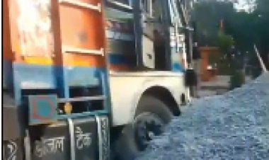 निर्माण सामग्री बनी हादसों की वजह, भैया-बहिनी पुल के पास दो ट्रकों की भिड़ंत