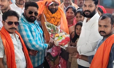 मेहनत का मिला मुकाम: सिमरी के लाल अभिषेक गुप्ता बने सप्लाई इंस्पेक्टर, डुमरांव स्टेशन पर उमड़ा बधाई देने वालों का सैलाब