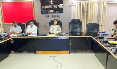 जनता दरबार के लंबित मामलों पर डीएम सख्त, समयबद्ध निष्पादन का दिया निर्देश