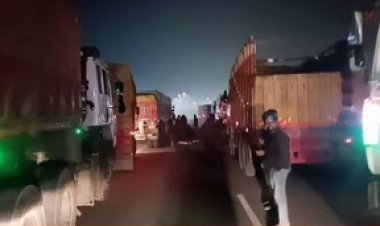 डुमरांव-बिक्रमगंज पथ बना मौत का रास्ता, बालू लदे ट्रकों की मनमानी से बढ़ा हादसों का खतरा
