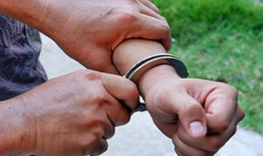 शराब तस्करी के खिलाफ पुलिस का शिकंजा, नाबालिग समेत दो पर केस दर्ज