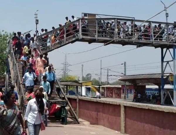 अमृत भारत योजना की राह देख रहा डुमरांव स्टेशन, यात्रियों को नहीं मिल रही राहत
