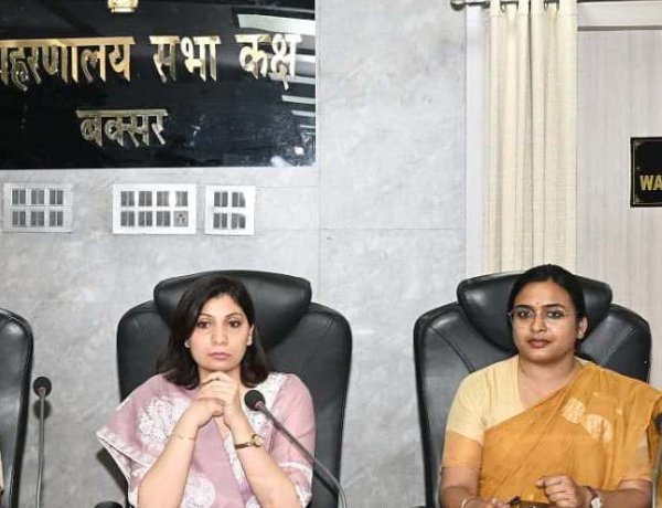 लोक शिकायतों की सुनवाई में डीएम ने किया दो मामलों का निष्पादन