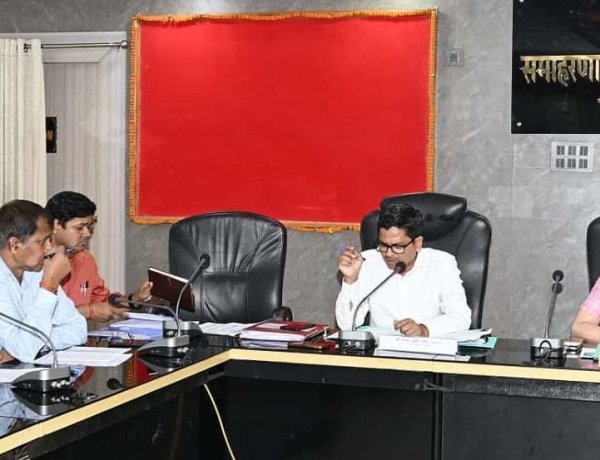 राजस्व कार्यों में तेजी लाने का डीएम का निर्देश, 30 जून तक भूमि उपलब्ध कराने का लक्ष्य