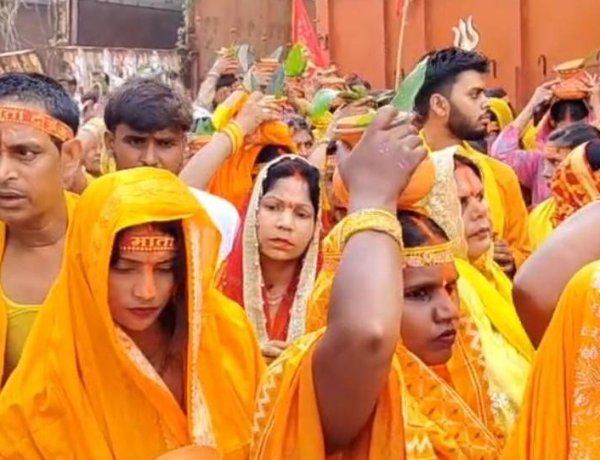 मां काली मंदिर में गूंजे जयकारे, जलभरी यात्रा से शुरू हुआ शतचंडी महायज्ञ
