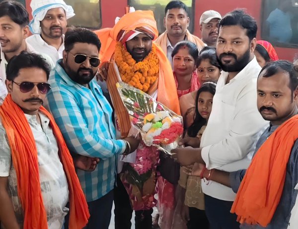 मेहनत का मिला मुकाम: सिमरी के लाल अभिषेक गुप्ता बने सप्लाई इंस्पेक्टर, डुमरांव स्टेशन पर उमड़ा बधाई देने वालों का सैलाब