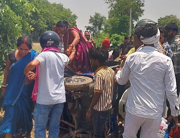कोपवा के पास हादसा: अनियंत्रित ई-रिक्शा पोल से टकराकर पलटा, एक परिवार के सात लोग घायल