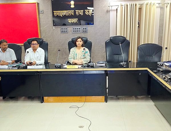 जनता दरबार के लंबित मामलों पर डीएम सख्त, समयबद्ध निष्पादन का दिया निर्देश