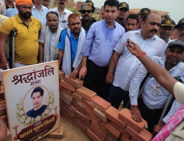 पूर्व सैनिकों ने भरत भूषण तिवारी के परिजनों से मिल दी श्रद्धांजलि, न्याय की मांग तेज