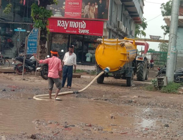 पहली बारिश में ही बदहाल हुआ स्टेशन रोड, गड्ढों में फंसकर पलटते रहे वाहन