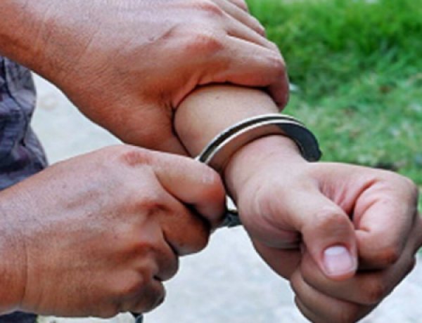 शराब तस्करी के खिलाफ पुलिस का शिकंजा, नाबालिग समेत दो पर केस दर्ज