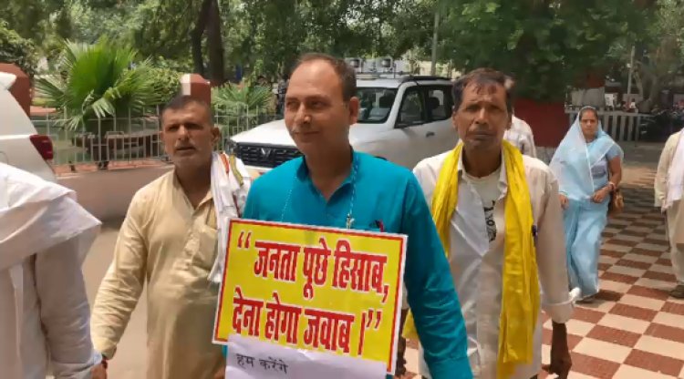 विकास योजनाओं पर ‘ब्रेक’ से फूटा जनाक्रोश, जिला पार्षद ने किया आत्मदाह का प्रयास
