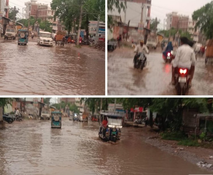 प्री-मानसून की पहली बारिश में बह गई मरम्मत की चमक, झील बनी डुमरांव की स्टेशन रोड