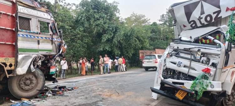 रूपसागर के पास दो ट्रकों की आमने-सामने टक्कर, चालक समेत तीन घायल