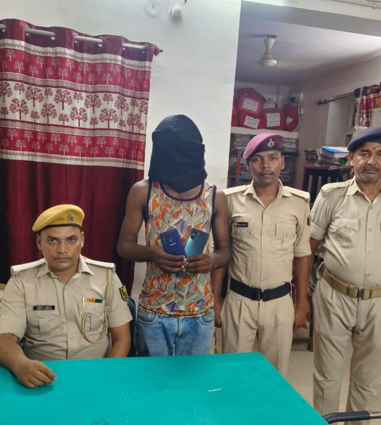 फरक्का एक्सप्रेस में जीआरपी की सतर्कता रंग लाई, संदिग्ध युवक से बरामद हुए दो चोरी के मोबाइल