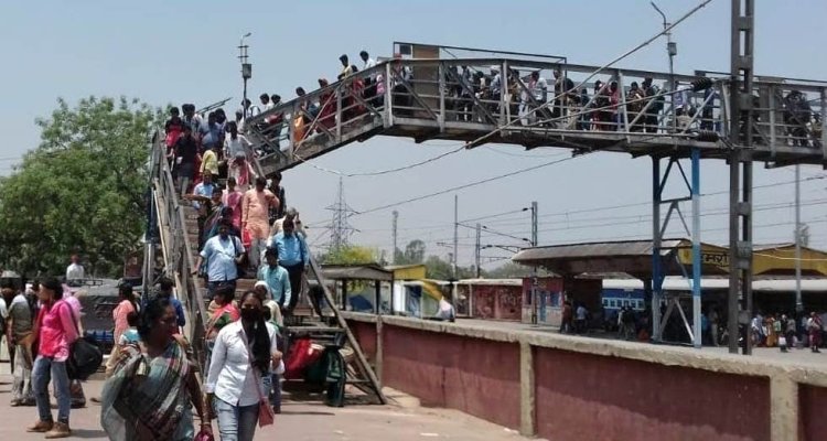 अमृत भारत योजना की राह देख रहा डुमरांव स्टेशन, यात्रियों को नहीं मिल रही राहत