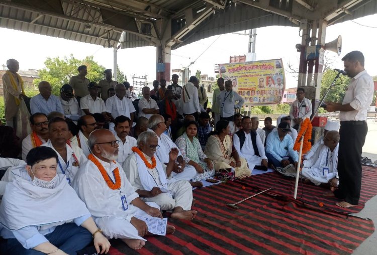 डुमरांव स्टेशन के विकास को लेकर फूटा जनाक्रोश, रेलयात्री कल्याण समिति का विशाल धरना