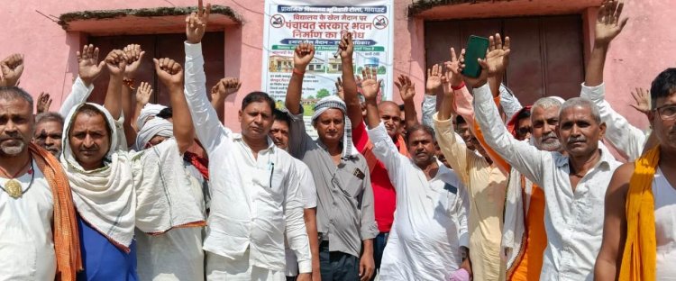 "बच्चों का मैदान नहीं बनने देंगे दफ्तर" : खेल के अधिकार पर अड़े ग्रामीण, पंचायत भवन के खिलाफ सड़क पर उतरा गांव