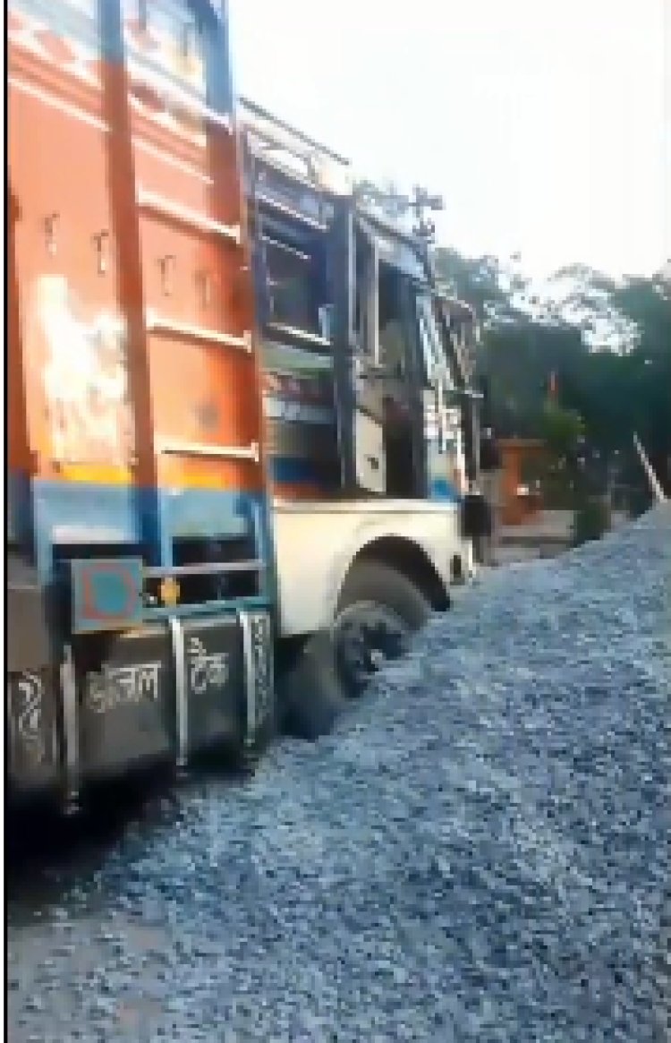 निर्माण सामग्री बनी हादसों की वजह, भैया-बहिनी पुल के पास दो ट्रकों की भिड़ंत
