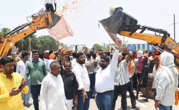डुमरांव में शिक्षा सुधार को लेकर युवाओं की पहल, मंत्री मिथिलेश तिवारी को सौंपा मांगपत्र