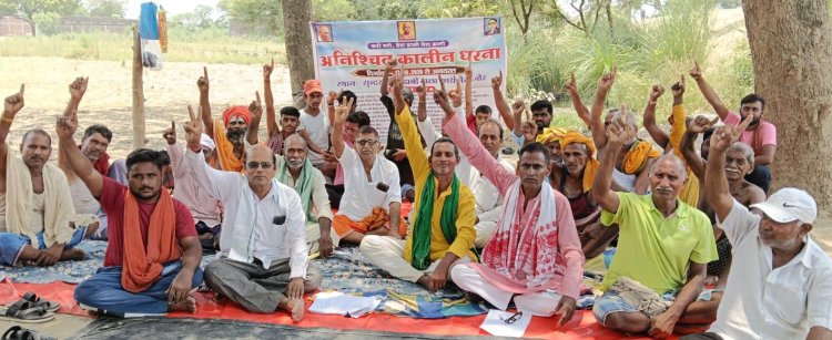 नैनीजोर को निगल रही गंगा की धार, ग्रामीणों का धैर्य टूटा: तीसरे दिन भी जारी धरना, स्थायी कटावरोधी कार्य की मांग तेज