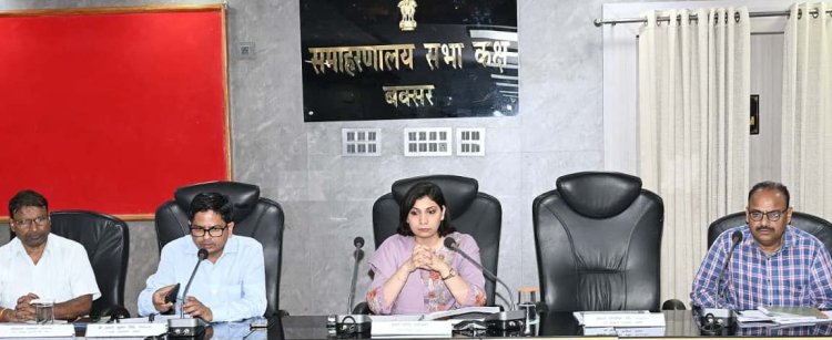 लापरवाही पर डीएम साहिला सख्त, अनुपस्थित अफसरों से मांगा जवाब