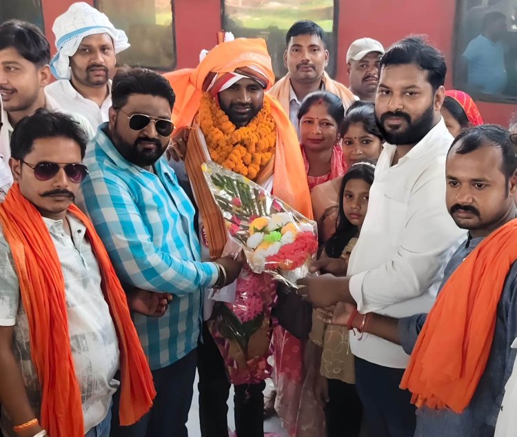 मेहनत का मिला मुकाम: सिमरी के लाल अभिषेक गुप्ता बने सप्लाई इंस्पेक्टर, डुमरांव स्टेशन पर उमड़ा बधाई देने वालों का सैलाब