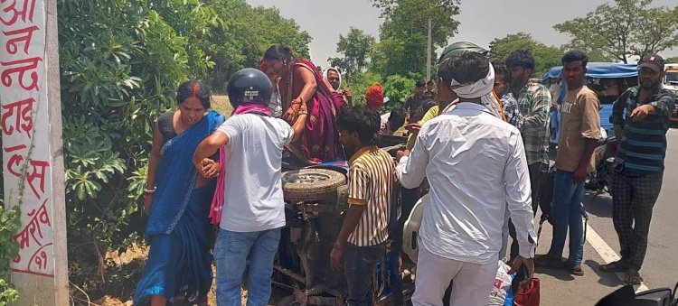 कोपवा के पास हादसा: अनियंत्रित ई-रिक्शा पोल से टकराकर पलटा, एक परिवार के सात लोग घायल
