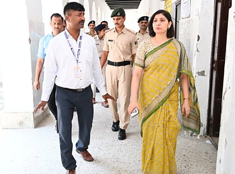 सिपाही भर्ती परीक्षा में कड़ी निगरानी, डीएम ने केंद्रों का किया औचक निरीक्षण