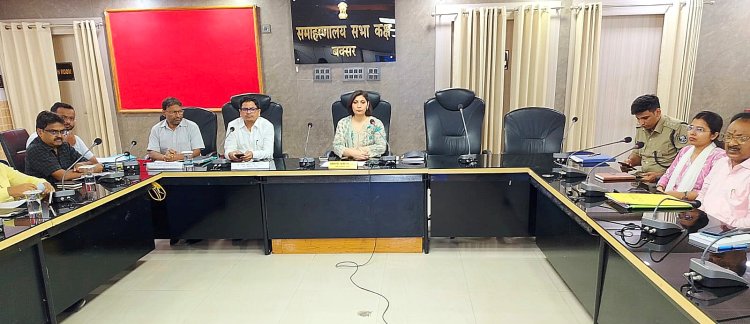 जनता दरबार के लंबित मामलों पर डीएम सख्त, समयबद्ध निष्पादन का दिया निर्देश
