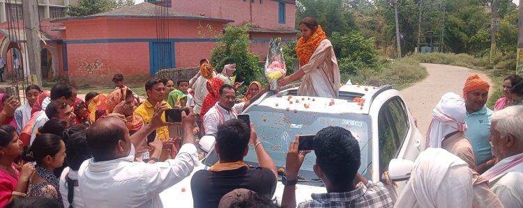 डीएसपी बनकर लौटी केसठ की बेटी पूजा, ढोल-नगाड़ों से गूंजा गांव, ग्रामीणों ने पलकों पर बिठाकर किया भव्य स्वागत