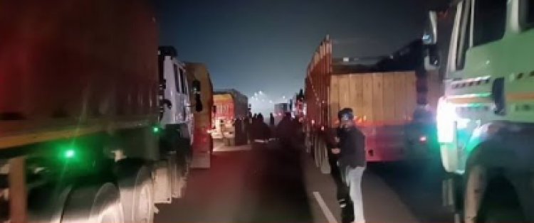 डुमरांव-बिक्रमगंज पथ बना मौत का रास्ता, बालू लदे ट्रकों की मनमानी से बढ़ा हादसों का खतरा