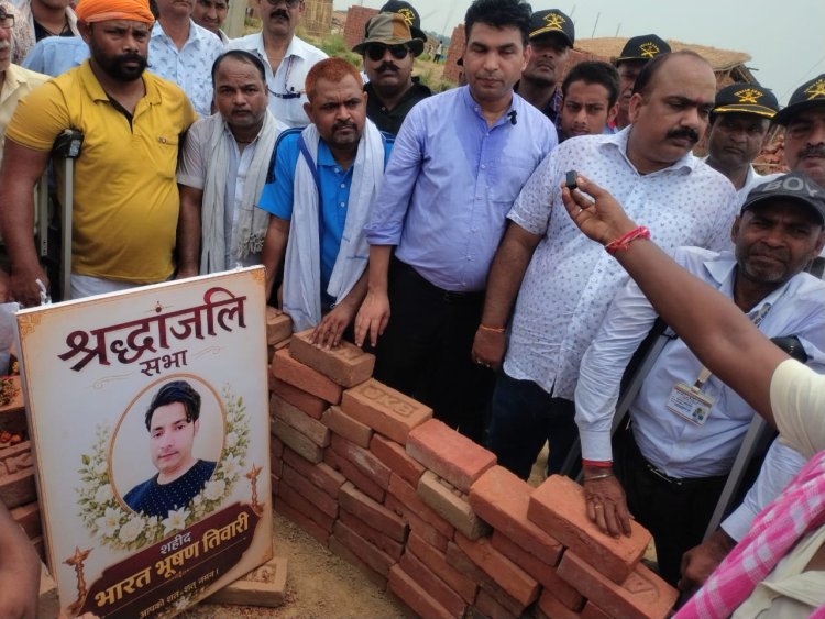 पूर्व सैनिकों ने भरत भूषण तिवारी के परिजनों से मिल दी श्रद्धांजलि, न्याय की मांग तेज