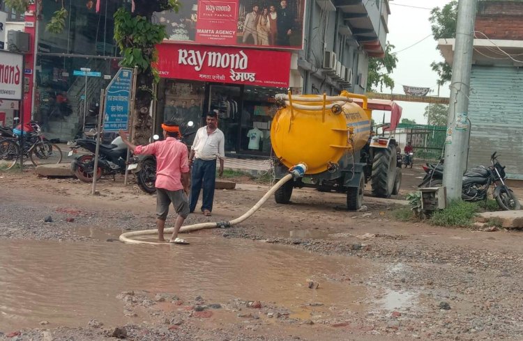 पहली बारिश में ही बदहाल हुआ स्टेशन रोड, गड्ढों में फंसकर पलटते रहे वाहन
