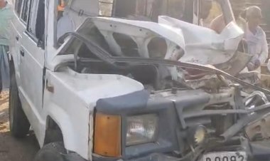 सड़क किनारे खड़े लोडर ट्रैक्टर से टकराई नावानगर अंचलाधिकारी की सरकारी गाड़ी, चालक व अमीन घायल