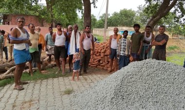 घटिया निर्माण पर ग्रामीणों का हंगामा, तालाब घाट का काम रुकवाया