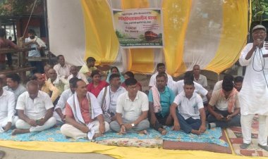 पूर्वी रेलवे गुमटी पर फूटा जनाक्रोश, समाधान नहीं तो आर-पार की लड़ाई