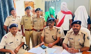 मोबाइल दुकान की आड़ में चल रही थी शराब महफिल, कट्टा-कारतूस के साथ तीन दबोचे