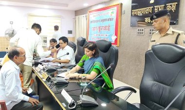 जनसुनवाई में राजस्व मामलों की भरमार, 42 शिकायतों पर डीएम ने अधिकारियों को दिए त्वरित कार्रवाई के निर्देश
