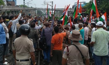इटाढ़ी गुमटी विवाद पर उबाल, ट्रैक की ओर बढ़े प्रदर्शनकारी; आरपीएफ ने रोका, रेल परिचालन रहा सामान्य